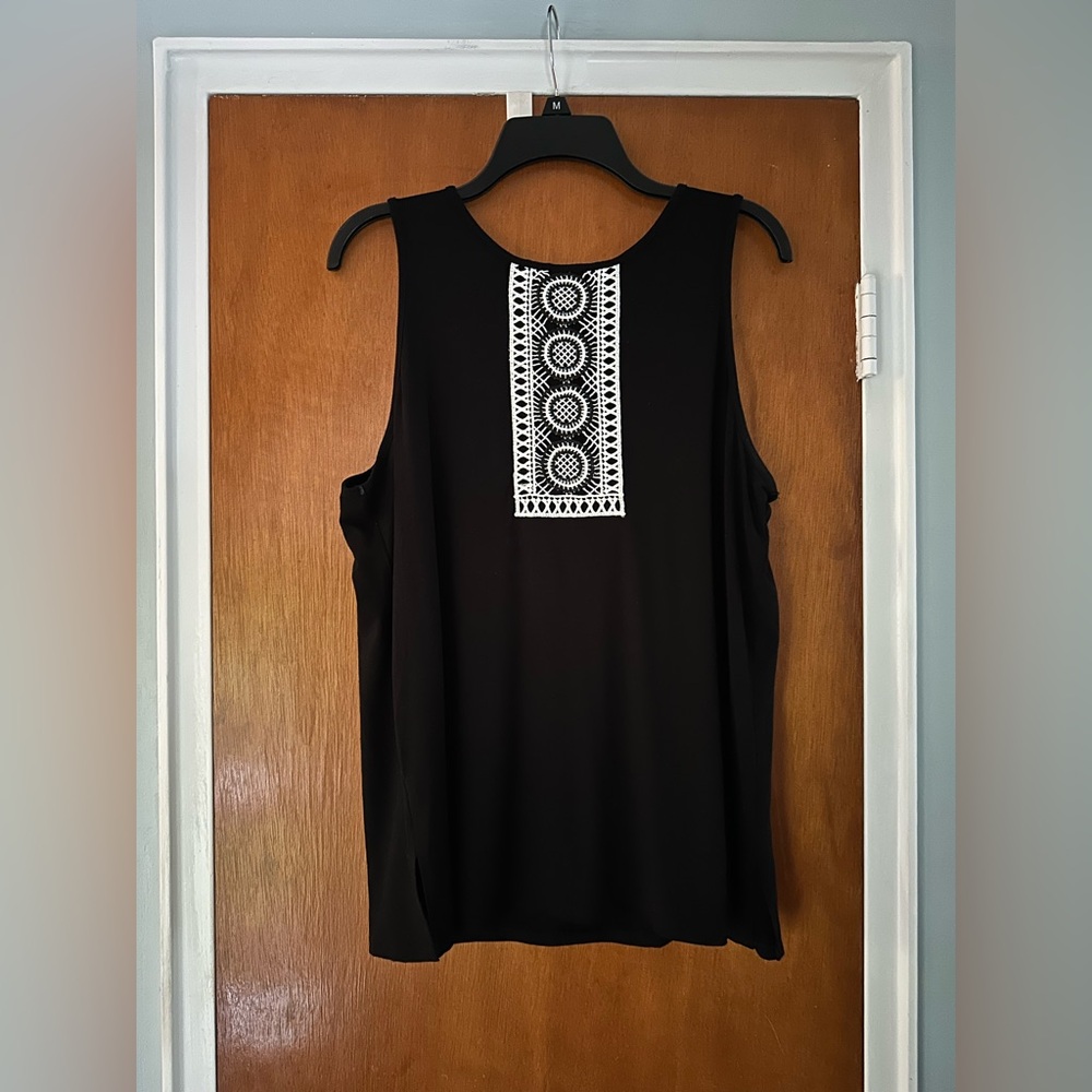 Chelsea & Theodore Black Sleeveless Tank Top with Crew Neckline